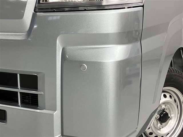 コーナーセンサーを車の前後に装備。障害物までの距離に応じて警告音を変えてお知らせ。縦列駐車時や駐車場・車庫などでの取り回しをサポートします。詳細は販売店スタッフまでおたずねください。