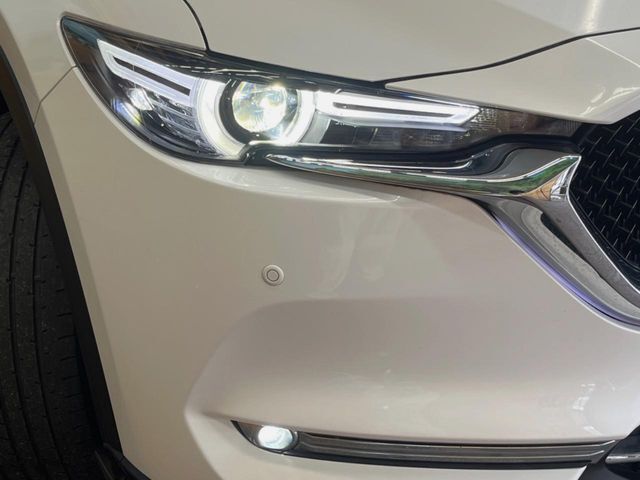 【LEDヘッドライト】悪天候や夜間走行時も良好な視界を確保し安心して運転できる高輝度LEDヘッドライトを装備！点灯速度が早く、消費電力も抑えられています。
