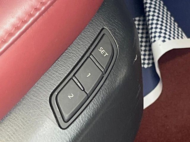 【メモリー機能付きパワーシート】ドライバーごとに設定したシート位置を記憶して、ボタン一つで切り替えできる便利な機能！運転する方が複数名いらっしゃるご家庭におすすめです♪