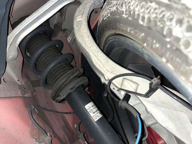 お車を安心してお乗りいただく為には、足回りの定期点検が欠かせません。サービスサポート（有償保証）では無料点検もご提供しており、安心のカーライフをお過ごしいただけるサポート体制が整っています。
