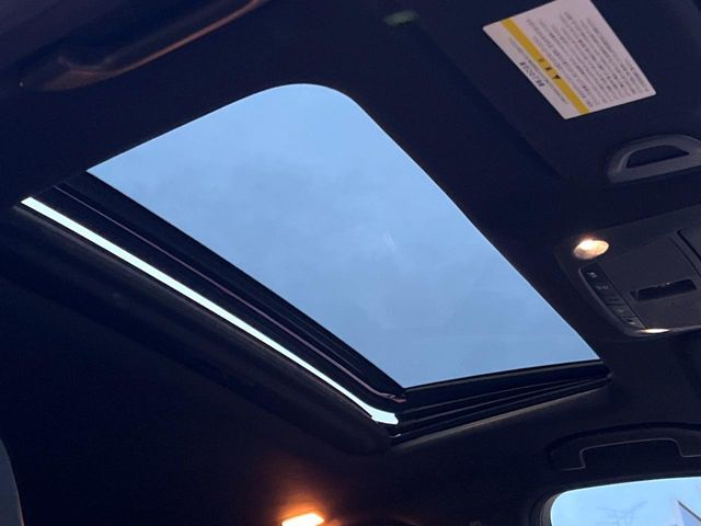 【サンルーフ】開放感たっぷりの希少装備、サンルーフが装着されています！車内に明かりを取り入れたり景色を楽しむ以外にも、車内の空気も簡単に換気できて快適です！