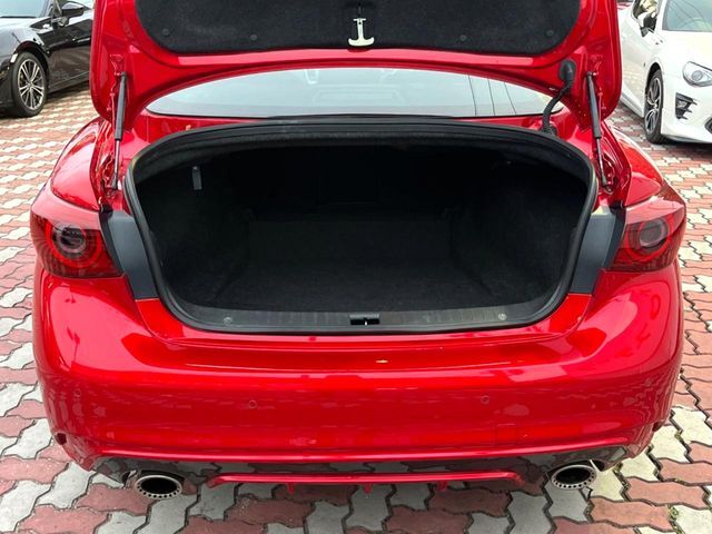普段のお買い物や通勤、送迎等に十分な荷室スペースを確保しております。