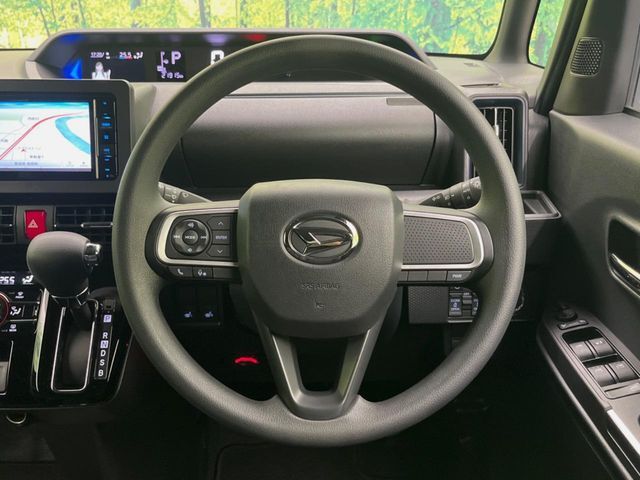 インテリアに合わせたデザインのステアリングは、運転される方のことも考え、運転しやすい形状、大きさです。是非一度、実際に触ってお確かめください。
