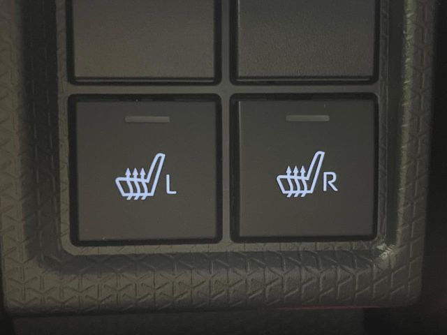 【シートヒーター】寒い日に重宝するシートヒーター！エアコンより早く温まってくれるので寒がりの人も安心ですね♪エアコンの温風は乾燥するから苦手、という方にもをおすすめです。