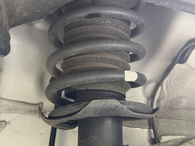 お車を安心してお乗りいただく為には、足回りの定期点検が欠かせません。サービスサポート（有償保証）では無料点検もご提供しており、安心のカーライフをお過ごしいただけるサポート体制が整っています。