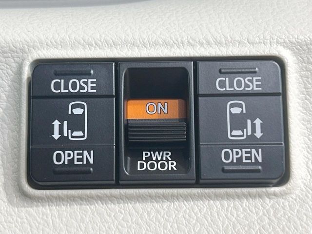 【両側パワースライドドア】スマートキーや運転席のスイッチで後席両側スライドドアの開閉が可能♪電動だから力を入れてドアを開ける必要が無く、小さなお子様でも簡単に開け閉めでき快適です♪