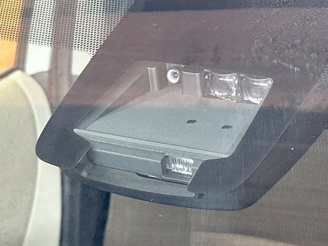 【トヨタセーフティセンス】走行中に前方の車両等を認識し、衝突しそうな時は警報とブレーキで衝突回避と被害軽減をアシスト。より安全にドライブをお楽しみいただけます。