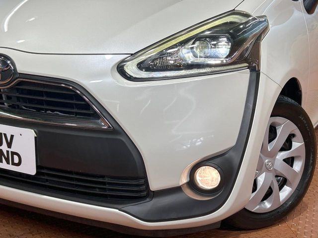 【LEDヘッドライト】悪天候や夜間走行時も良好な視界を確保し安心して運転できる高輝度LEDヘッドライトを装備！点灯速度が早く、消費電力も抑えられています。