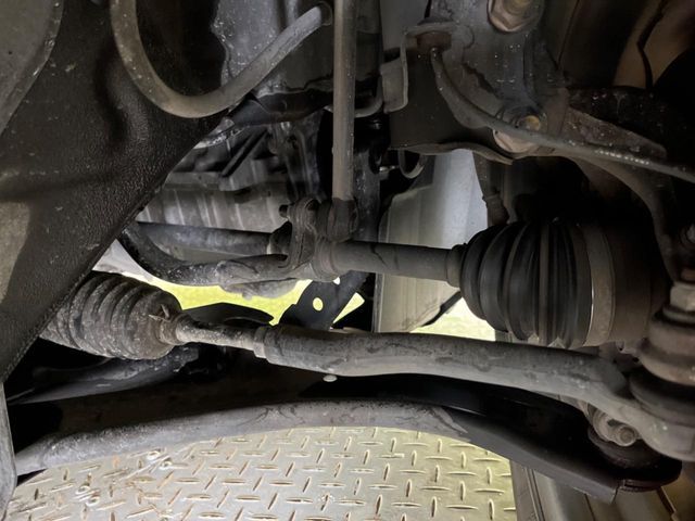 お車を安心してお乗りいただく為には、足回りの定期点検が欠かせません。サービスサポート（有償保証）では無料点検もご提供しており、安心のカーライフをお過ごしいただけるサポート体制が整っています。