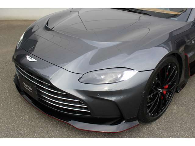 V12 Vantage特有のボンネット形状となっております。