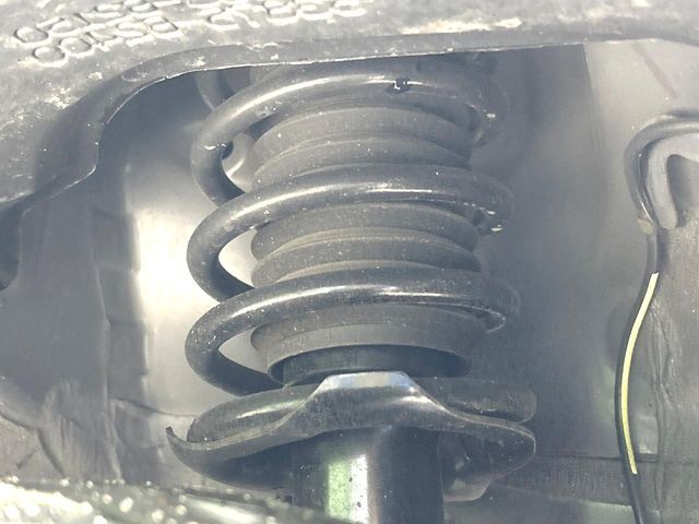 お車を安心してお乗りいただく為には、足回りの定期点検が欠かせません。サービスサポート（有償保証）では無料点検もご提供しており、安心のカーライフをお過ごしいただけるサポート体制が整っています。