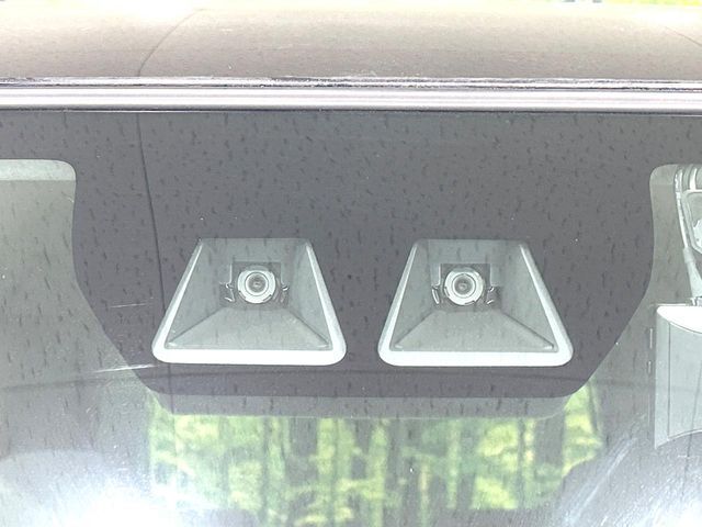 【スマートアシスト】走行中に前方の車両等を認識し、衝突しそうな時は警報とブレーキで衝突回避と被害軽減をアシスト。より安全にドライブをお楽しみいただけます。