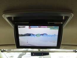 【後席用フリップダウンモニター】後席のエンターテイメントも充実♪走行中もテレビは見れますので、これで後席に座っているお子様やご家族の方々も快適ドライブ♪LINEでのお問合せもOKです。