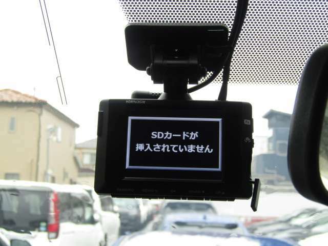 【ドライブレコーダー付】ドライブレコーダーは、映像・音声などを記録する自動車用の車載装置のことです。 もしもの事故の際の記録も撮れます。