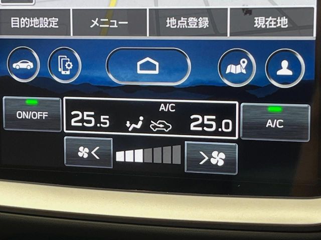 【左右独立型フルオートエアコン】運転席と助手席でそれぞれお好みの温度に設定可能。同乗者にも配慮した、快適な空調をお届け致します。