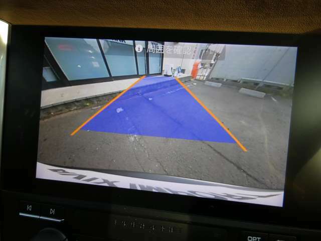 駐車の際に安心なバックカメラ！パークトロニックセンサーも装備！