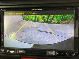【バックカメラ】駐車時に後方がリアルタイム映像で確認できます。大型商業施設や立体駐車場での駐車時や、夜間のバック時に大活躍！運転スキルに関わらず、今や必須となった装備のひとつです！