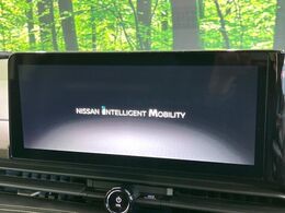 【メーカー純正ナビ】インテリアに溶け込むスタイリッシュな「専用設計」メーカーナビを装備♪視認性や操作性など基本性能にも優れ、より上質なカーライフをお楽しみいただけます。