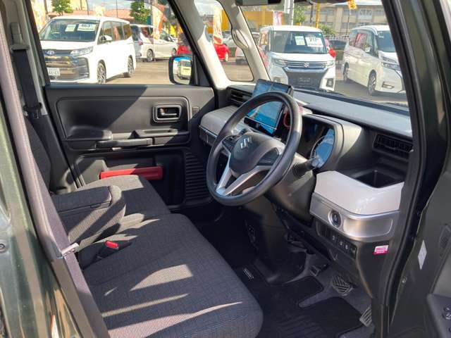 運転席は足元広々です。リラックスして運転できますね。
