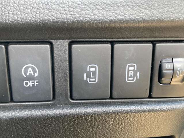 両側電動スライドドアでとっても便利です。