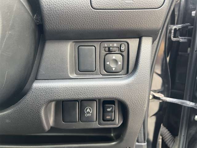 『アイドリングストップ』クルマが停車すると自動的にエンジンを停止し、無駄な燃料消費や排出ガスを抑えます。素早くエンジンを再始動させるなど、ドライバーの感覚とズレのない自然な制御を目指しています。