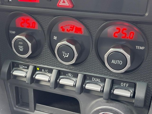 【左右独立型フルオートエアコン】運転席と助手席でそれぞれお好みの温度に設定可能。同乗者にも配慮した、快適な空調をお届け致します。