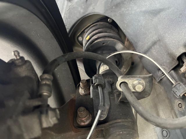 お車を安心してお乗りいただく為には、足回りの定期点検が欠かせません。サービスサポート（有償保証）では無料点検もご提供しており、安心のカーライフをお過ごしいただけるサポート体制が整っています。
