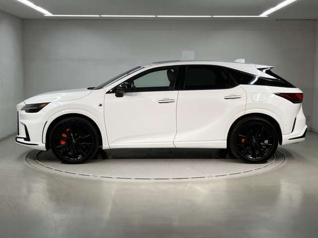 あらゆるシーンで味わえる、思い通りの操舵感ドライビングの愉しさが、レクサスの魅力です。