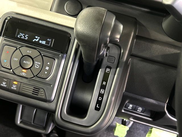 インパネシフトならハンドルからの移動距離が短く操作もスムーズ！また、足元が広くなりすっきりしますので、大柄な方でも快適にお過ごしいただけます。