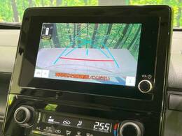 【バックカメラ】駐車時に後方がリアルタイム映像で確認できます。大型商業施設や立体駐車場での駐車時や、夜間のバック時に大活躍！運転スキルに関わらず、今や必須となった装備のひとつです！