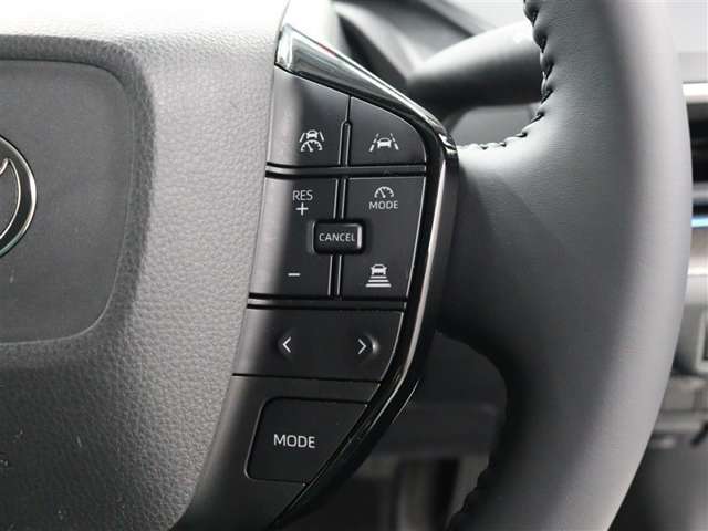 レーダークルーズコントロール作動時に車線維持に必要な運転操作の支援を行う「レーントレーシングアシスト(LTA)」を搭載しています。