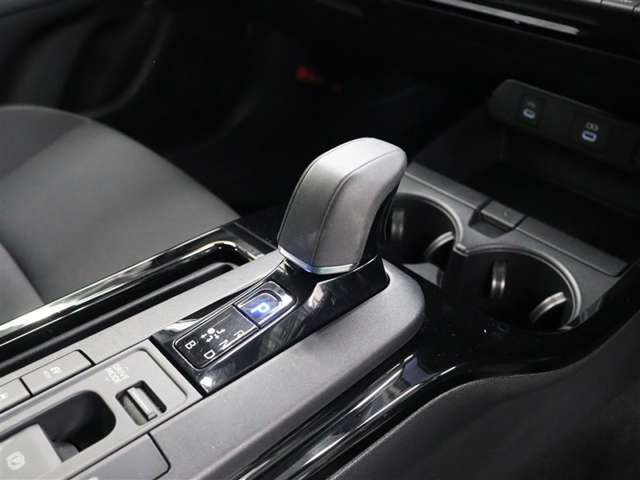 シフトレバー廻りです。