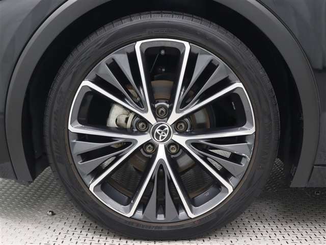 19インチアルミホイール(切削光輝+ダークグレーメタリック/センターオーナメント付)が装着されています。タイヤサイズ195/50R19