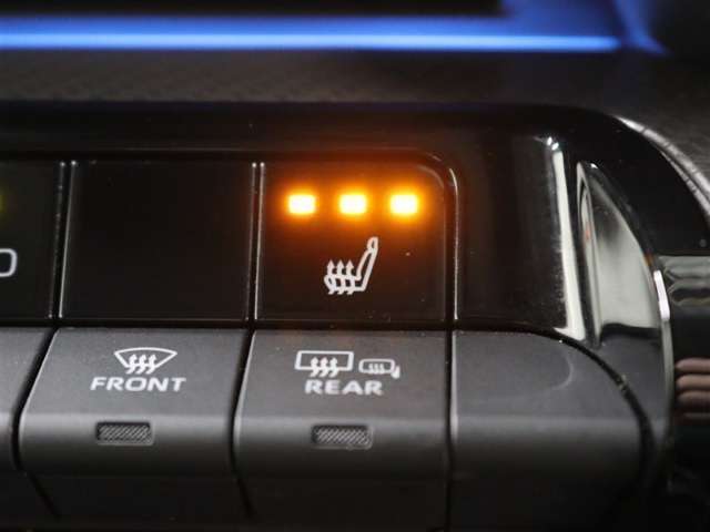 寒い時期でも快適なドライブをサポートするシートヒーターが装備されています。