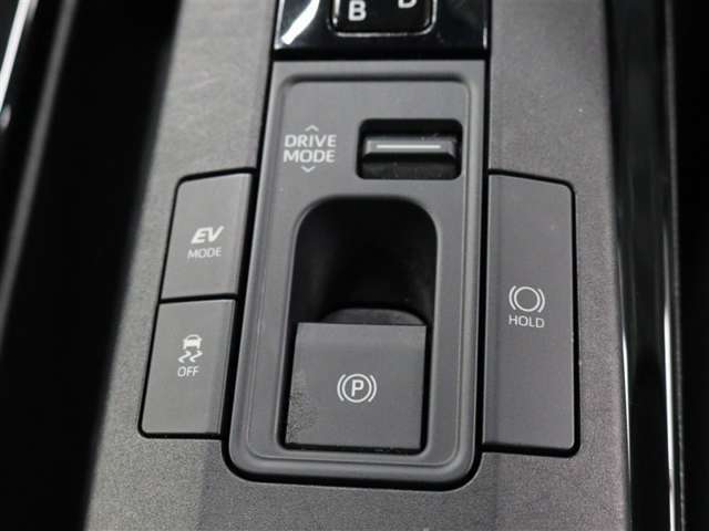 「HOLD」スイッチを押し、システムONの状態にしておくことで、渋滞や信号待ちなどでブレーキを踏んで停車した時にブレーキを保持。アクセルを踏むと解除されます。