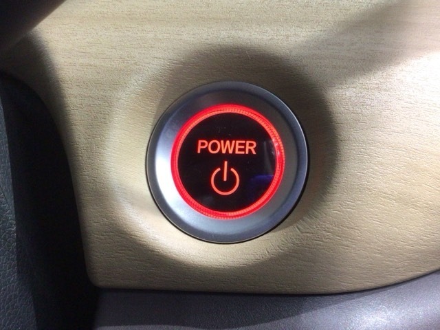 ワンプッシュでエンジンのスタート、ストップが出来て便利です。