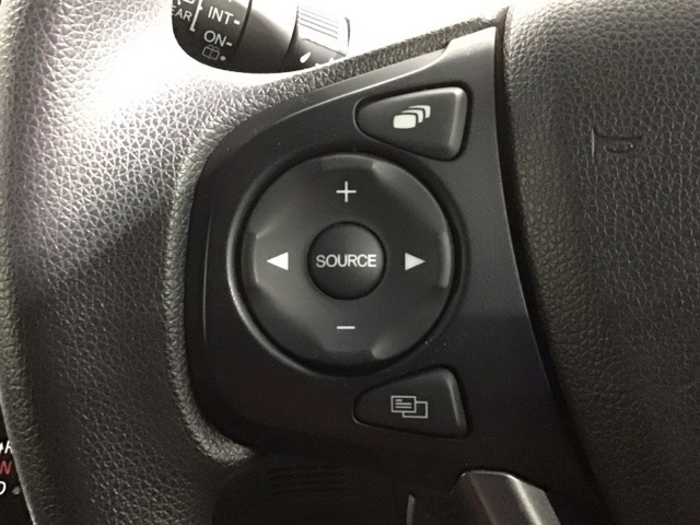 ステアリングにオーディオ操作スイッチが付いています。オーディオ画面に直接タッチしなくても操作が出来ますので、運転に集中できます。