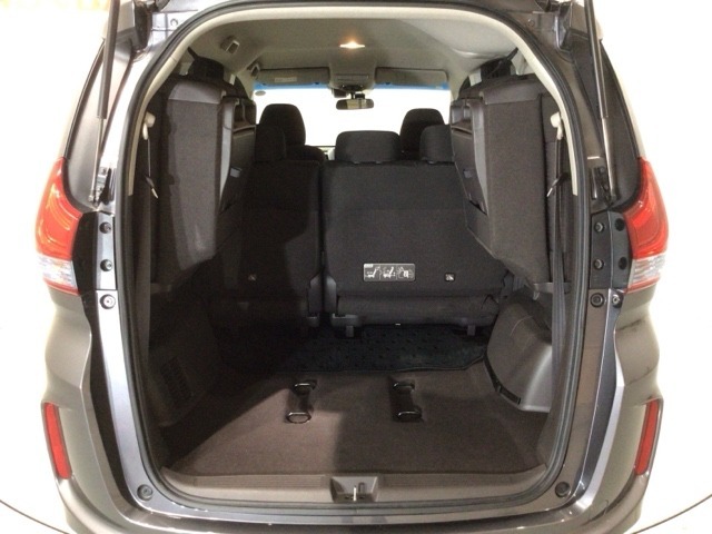 3列目シートを跳ね上げればラゲッジスペースを更に広く使えます。