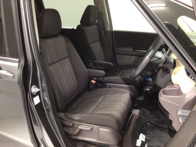 程よい硬さとホールド性が高くロングドライブも疲れにくいシートです。