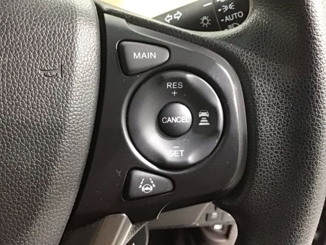 クルーズコントロールを装備しています。高速道路などで一定の速度で走ってくれるので運転が楽ですよ！速度を設定できますので、スピードの出しすぎにも注意できます。