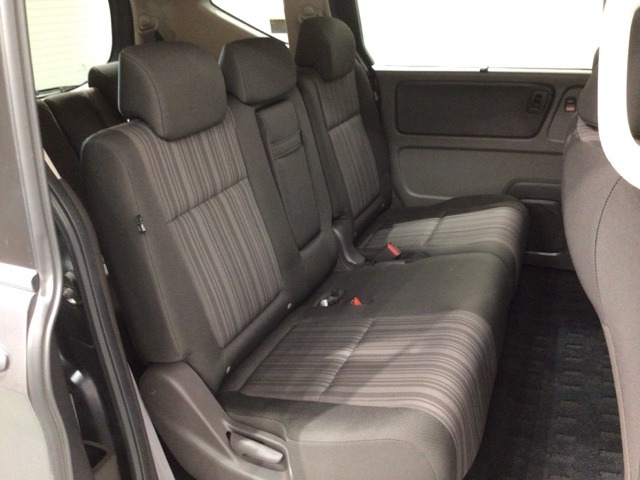 2列目ベンチシートです。席に隔たりがないので、小さなお子様を乗せる場合にも距離が近く感じるので安心感があります。