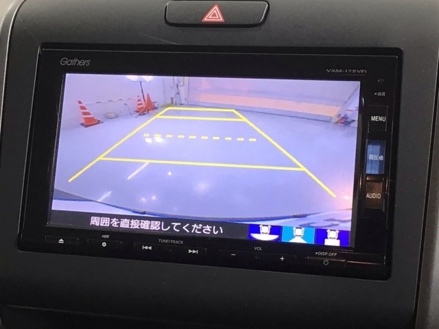 リバースギアに入れるだけで後方の表示へ切り替わります。夜間や雨の日の駐車も楽になりますよ。