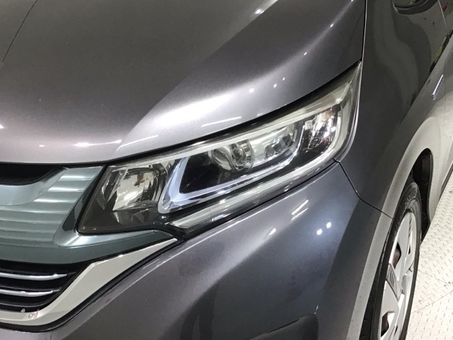 LEDヘッドライトは、点灯の瞬間から最大光量を発揮し、突然暗くなるトンネルなどでの安定感を高めます。