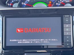 【純正ナビ】人気の純正ナビを装備しております。ナビの使いやすさはもちろん、オーディオ機能も充実！キャンプや旅行はもちろん、通勤や買い物など普段のドライブも楽しくなるはず♪