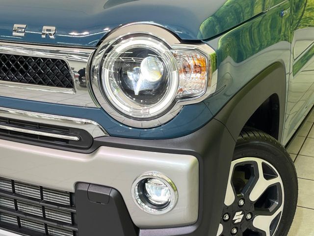 【LEDヘッドライト】悪天候や夜間走行時も良好な視界を確保し安心して運転できる高輝度LEDヘッドライトを装備！点灯速度が早く、消費電力も抑えられています。