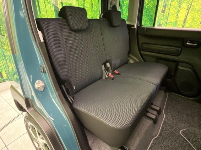 後部座席も気になるようなキズ・汚れやへたり等、大きなダメージはなく、良好な状態です。