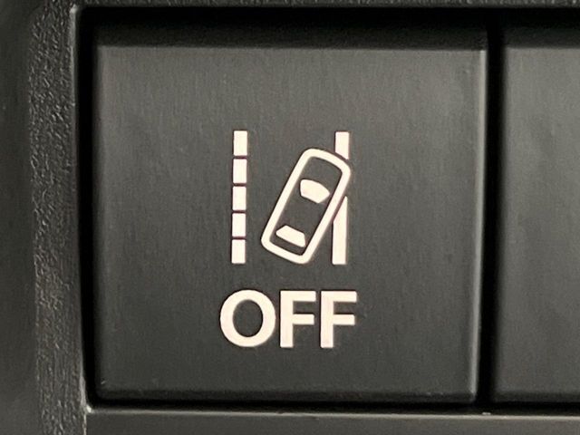 【車線逸脱警報】道路上の白（黄）線を認識し、意図せず走行中の車線からはみ出しそうになった時、メーター内の警告灯とブザーで注意喚起してくれる安心・安全機能です♪