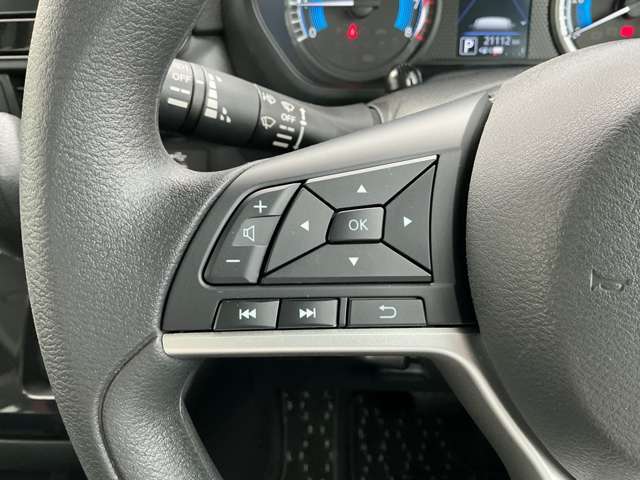 ナビの音量など車両情報を手元で操作できるハンドルスイッチ付き。