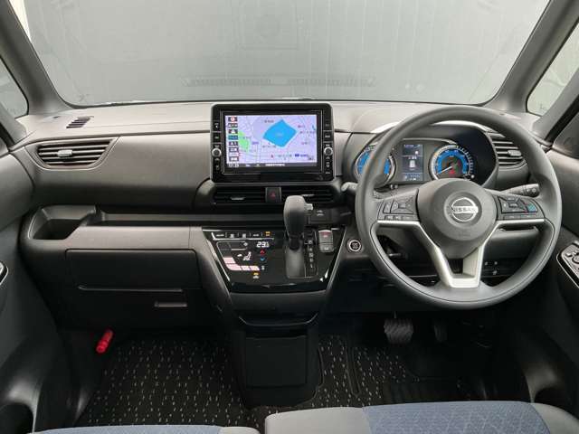 人気のベンチシート。女性に優しいUVカット付きで運転しやすく視界の広いの大きなフロントガラスです。