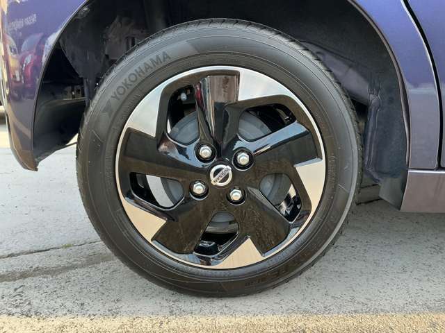 日産純正のアルミホイールで足元もスッキリおしゃれに演出します。